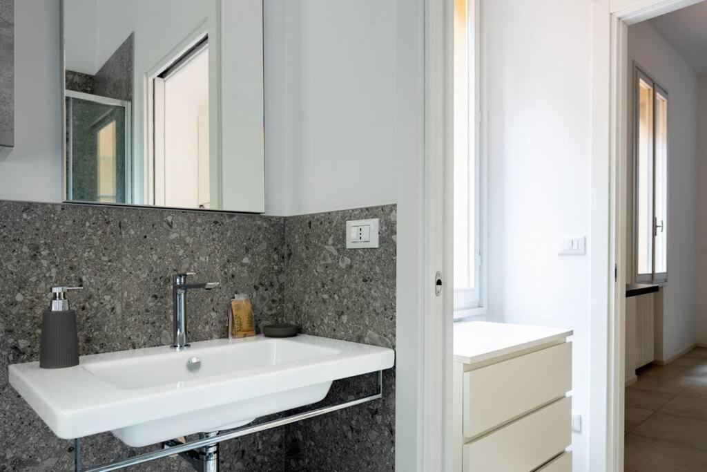 Apartment Isaia - 10 Minutes From Piazza Maggiore ボローニャ エクステリア 写真