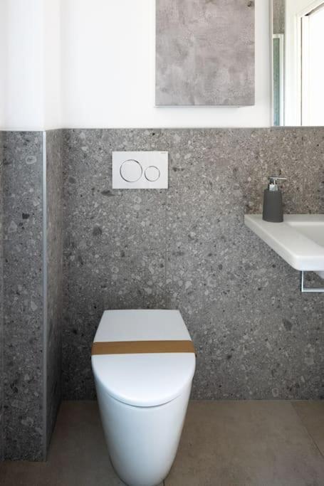 Apartment Isaia - 10 Minutes From Piazza Maggiore ボローニャ エクステリア 写真